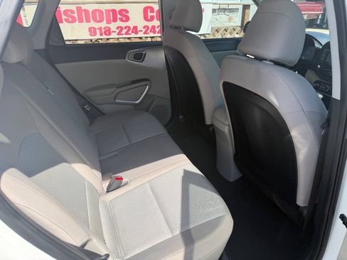 Used 2023 Kia Soul LX w/ Option Group 015 FWD image 10
