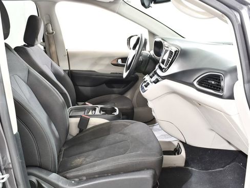 Used 2018 Chrysler Pacifica Touring Plus w/ Tire & Wheel Group FWD image 10