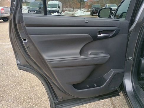 Used 2023 Toyota Highlander XLE AWD/4WD image 19