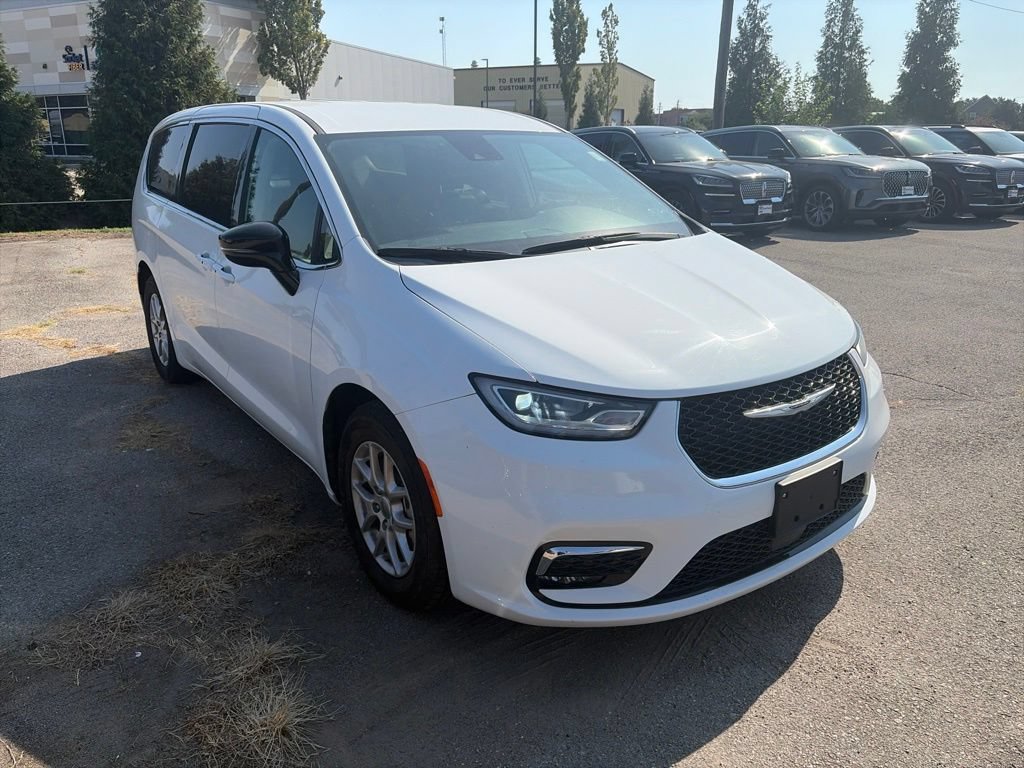 Used 2024 Chrysler Pacifica Touring-L FWD image 8
