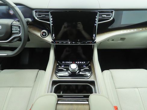 Used 2025 Jeep Grand Wagoneer 4WD w/ 8-Passenger Seating Package image 13