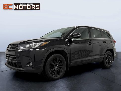 Used 2017 Toyota Highlander SE AWD/4WD image 2