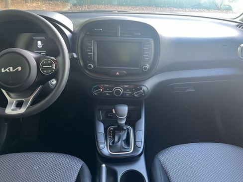 Used 2025 Kia Soul LX w/ LX Technology Package FWD image 17