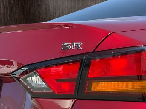Used 2022 Nissan Altima 2.5 SR FWD image 11