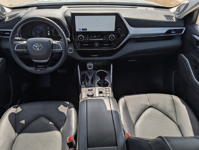 Used 2025 Toyota Highlander Platinum AWD/4WD image 10