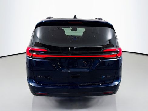 Used 2024 Chrysler Pacifica Premium FWD image 6