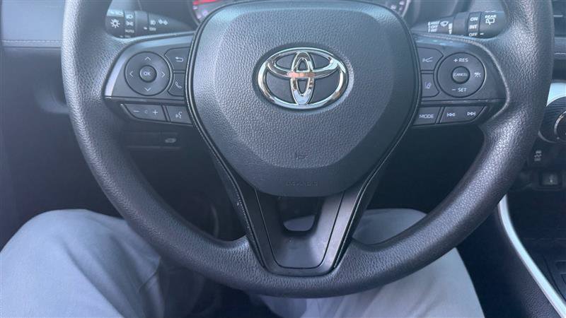 Used 2020 Toyota RAV4 XLE w/ Convenience Package FWD image 28