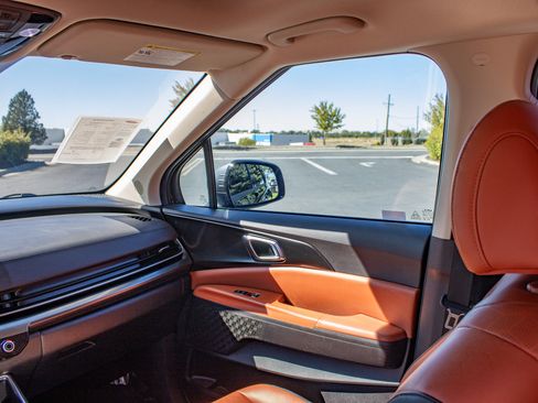Used 2025 Kia Carnival SX w/ SX Dark Edition Package FWD image 19