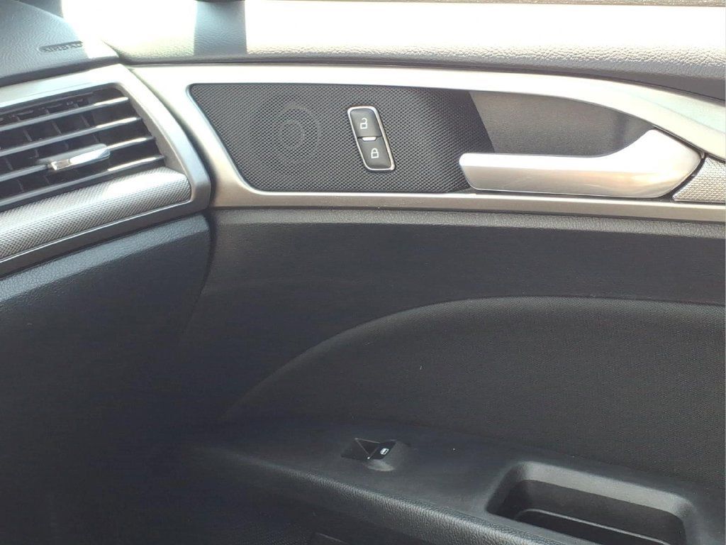Used 2020 Ford Fusion SE AWD/4WD image 22