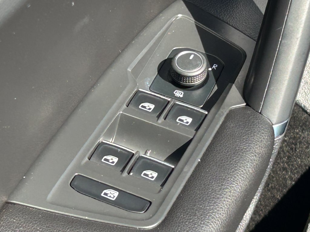 Used 2020 Volkswagen Tiguan SE AWD/4WD image 27
