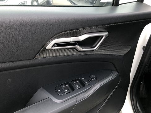 Used 2023 Kia Sportage LX image 12