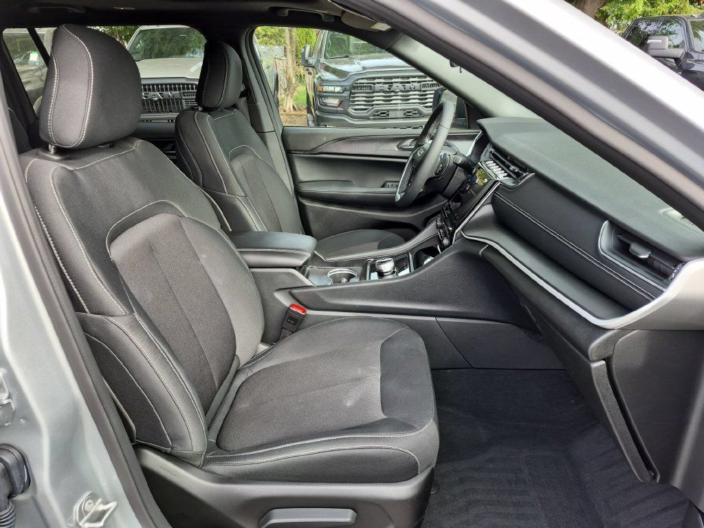 Certified 2025 Jeep Grand Cherokee L Laredo w/ Luxury Tech Group I AWD/4WD image 16