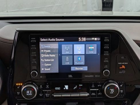 Used 2021 Toyota Highlander Limited image 32