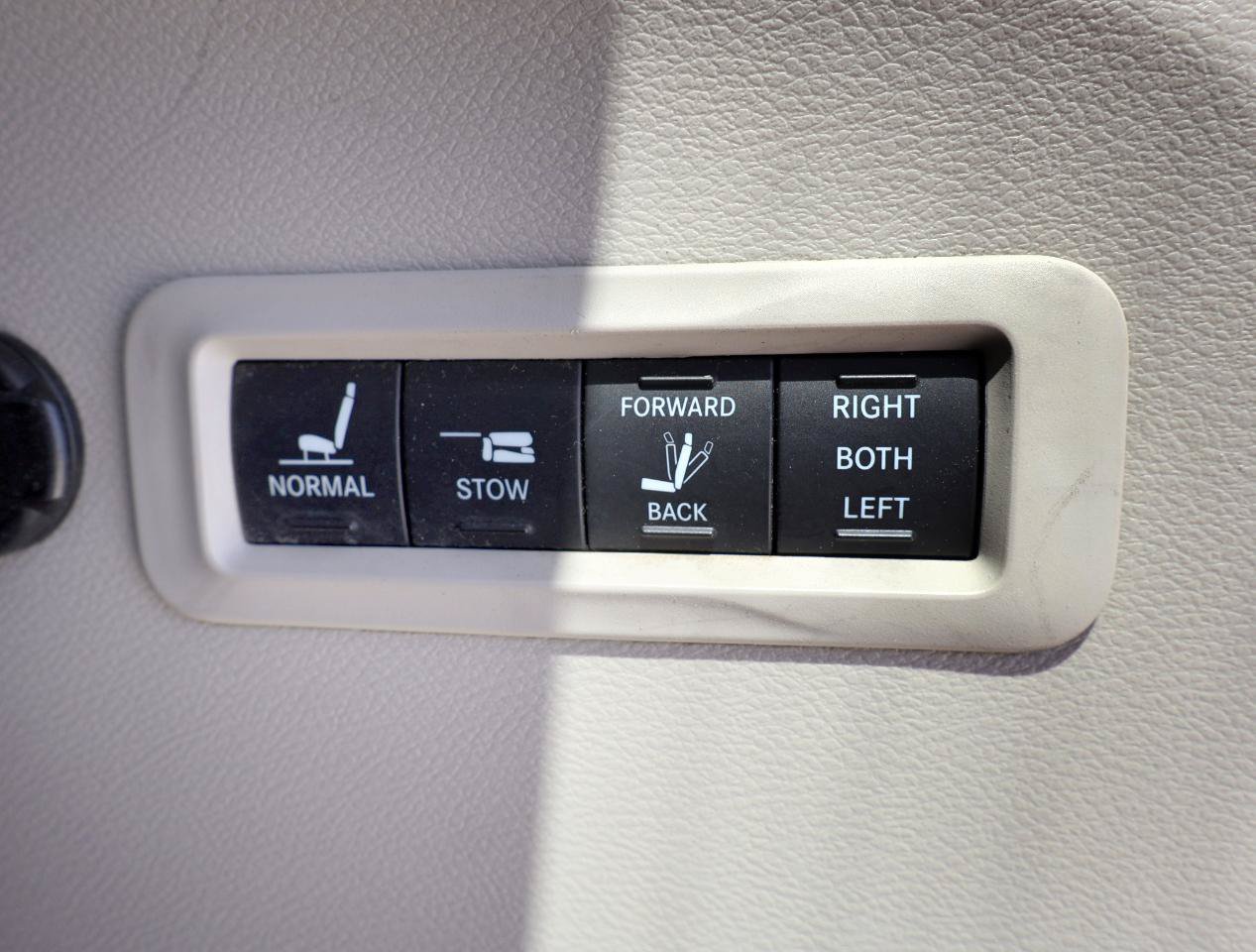Used 2017 Chrysler Pacifica Limited w/ UConnect Theater Package FWD image 30