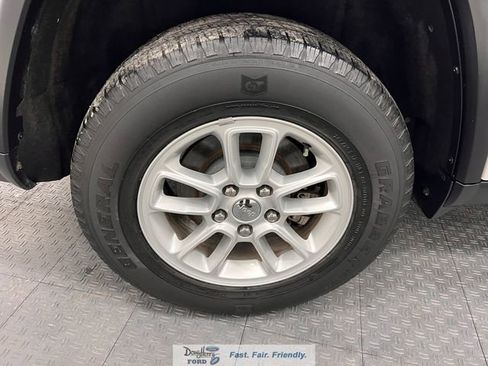 Used 2018 Jeep Grand Cherokee Laredo image 14