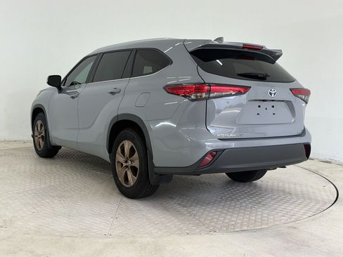 Used 2023 Toyota Highlander Bronze Edition FWD image 3