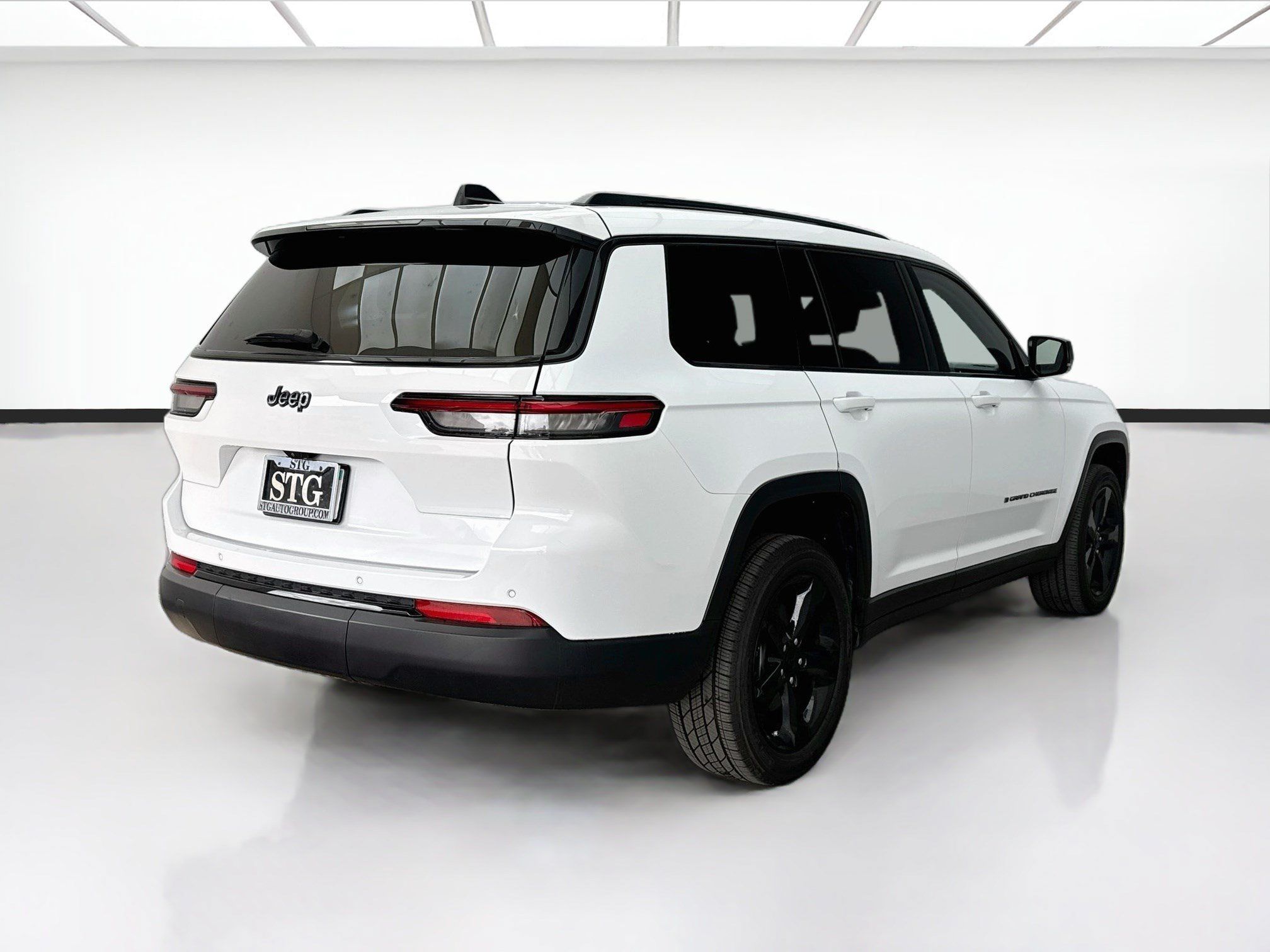 Used 2023 Jeep Grand Cherokee L Laredo RWD image 4