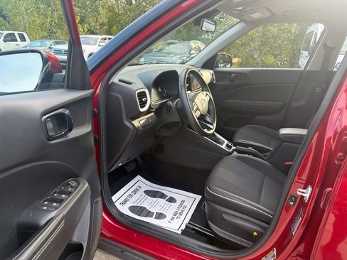 Used 2024 Hyundai Venue Limited FWD image 10