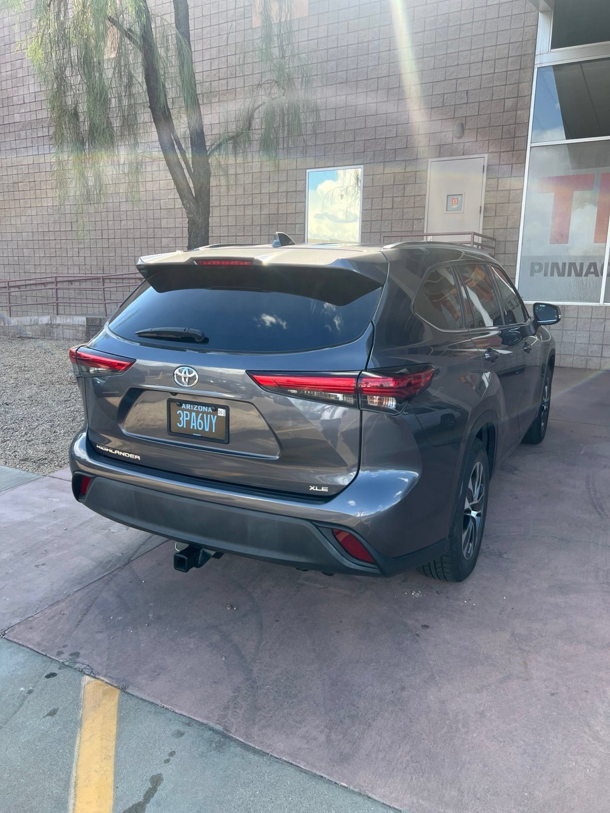 Used 2021 Toyota Highlander XLE FWD image 4
