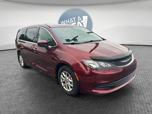Certified 2017 Chrysler Pacifica Touring FWD image 1
