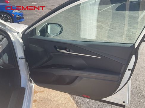 Used 2025 Toyota Camry LE image 32