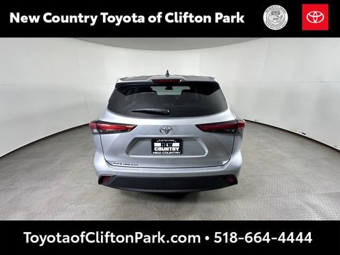 Used 2023 Toyota Highlander LE image 4