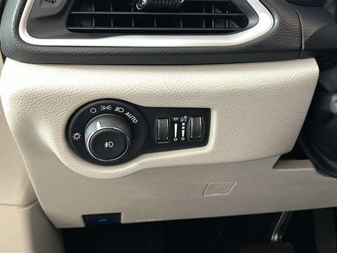 Used 2024 Chrysler Pacifica Touring-L FWD image 19
