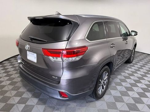 Used 2019 Toyota Highlander XLE FWD image 6