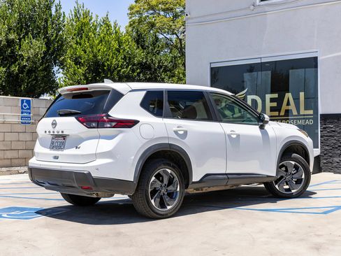 Used 2024 Nissan Rogue SV FWD image 11