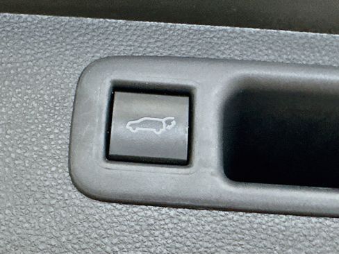 Used 2022 Toyota Highlander LE FWD image 32