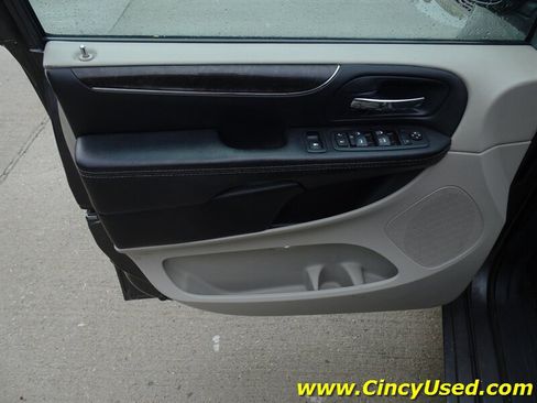 Used 2016 Chrysler Town & Country Touring FWD image 30