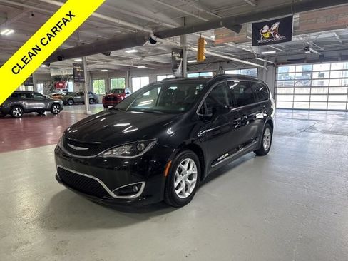 Used 2017 Chrysler Pacifica Touring-L w/ Tire & Wheel Group FWD image 1