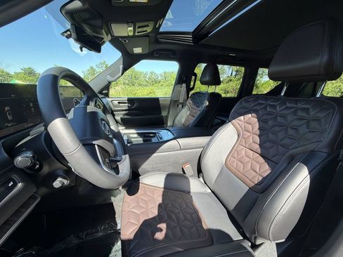 Certified 2025 Nissan Armada Platinum Reserve AWD/4WD image 13