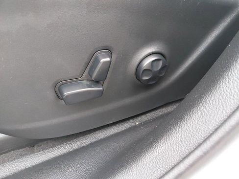 Used 2019 Jeep Cherokee Latitude Plus w/ Comfort/Convenience Group image 21