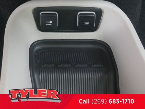 Used 2020 Chrysler Pacifica Touring w/ Cold Weather Group FWD image 33