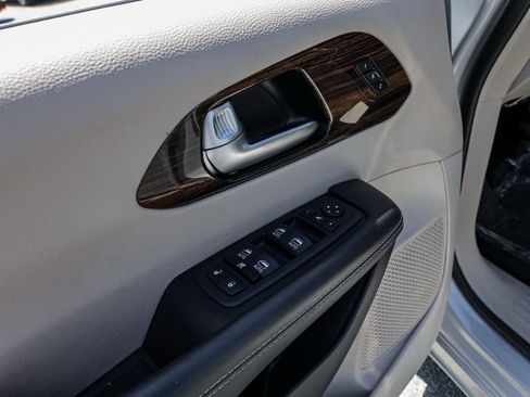 Used 2023 Chrysler Pacifica Limited FWD image 14