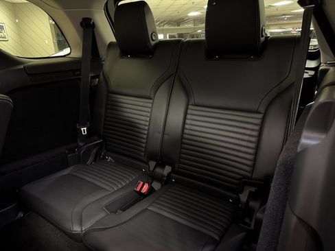 Used 2024 Land Rover Discovery S image 24