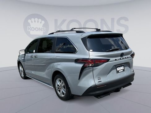 Used 2022 Toyota Sienna XLE Woodland Edition AWD/4WD image 4