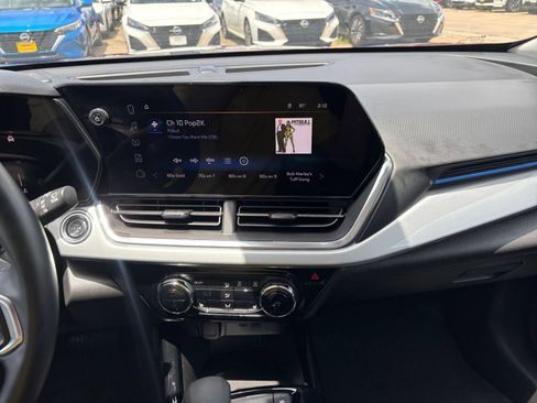 Used 2025 Chevrolet Trax LT w/ LT Convenience Package FWD image 17