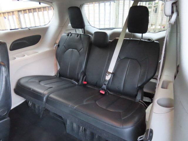 Used 2021 Chrysler Pacifica Touring-L FWD image 14