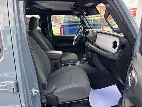 Used 2024 Jeep Wrangler Unlimited Sahara w/ Technology Group AWD/4WD image 38