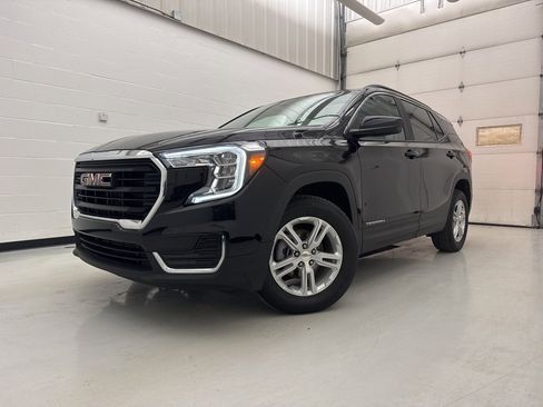 Used 2023 GMC Terrain SLE w/ Driver Convenience Package image 3