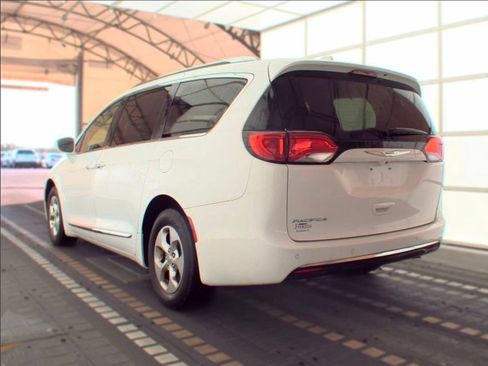 Used 2017 Chrysler Pacifica Touring-L Plus FWD image 2