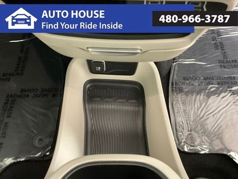 Used 2024 Chrysler Pacifica Touring-L FWD image 18