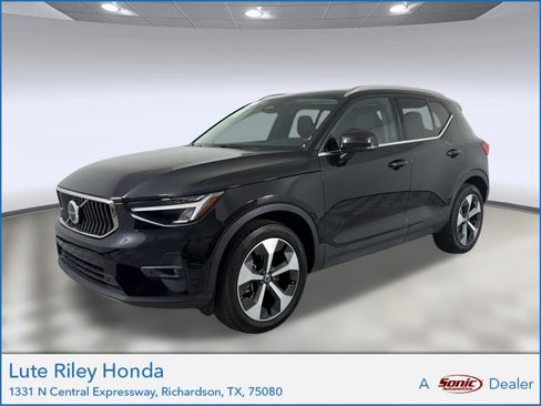 Used 2025 Volvo XC40 B5 Plus AWD/4WD image 1