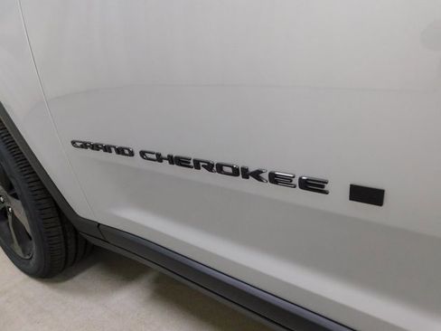 New 2025 Jeep Grand Cherokee Altitude image 12