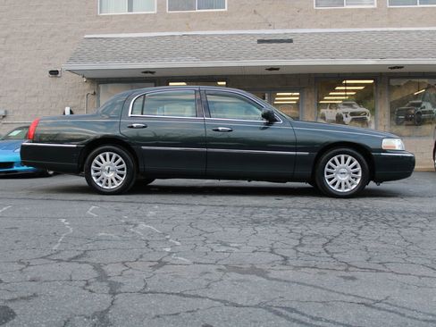 Used 2003 Lincoln Town Car Signature image 27