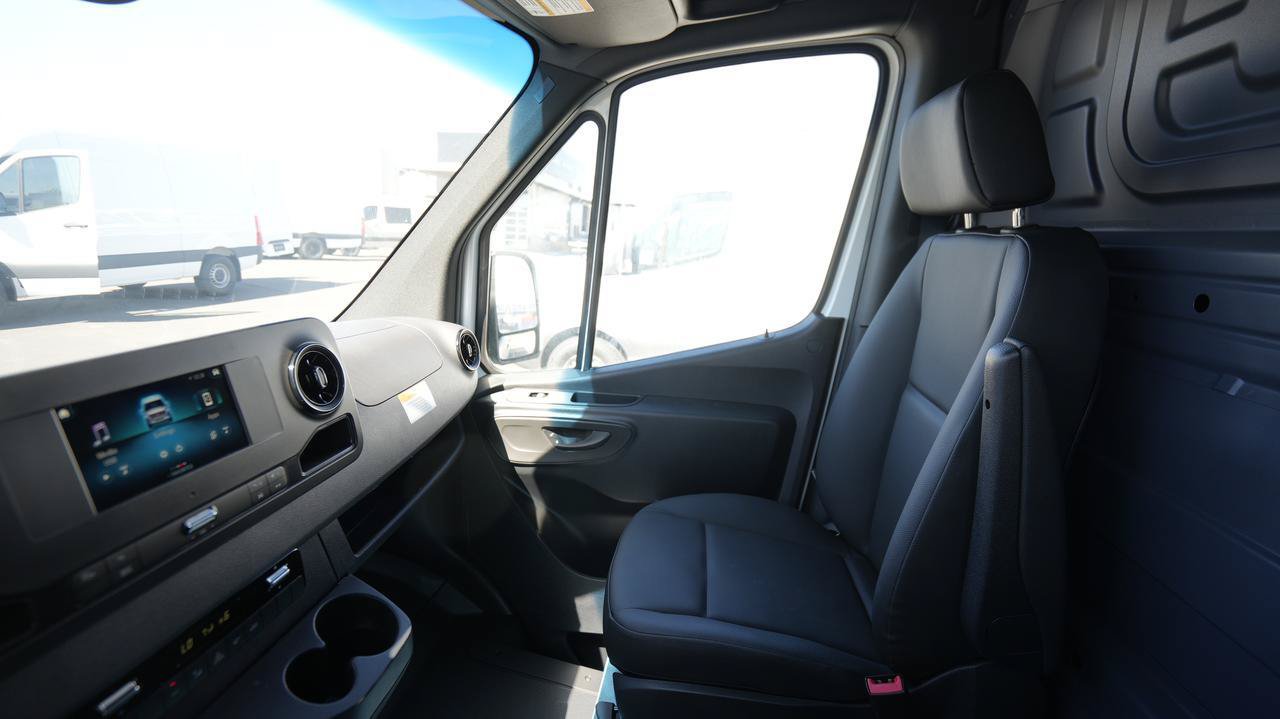 Used 2024 Mercedes-Benz Sprinter 2500 image 13