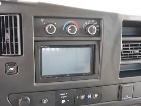 Used 2018 Chevrolet Express 2500 RWD image 23