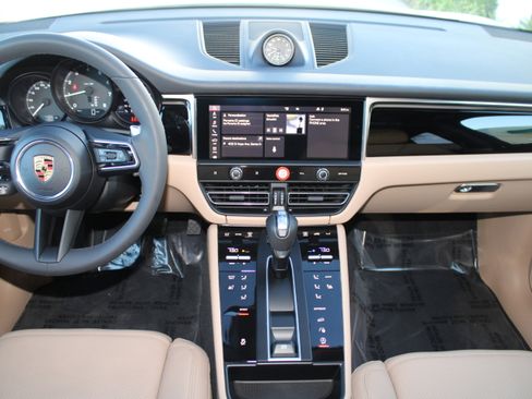 Certified 2025 Porsche Macan image 15